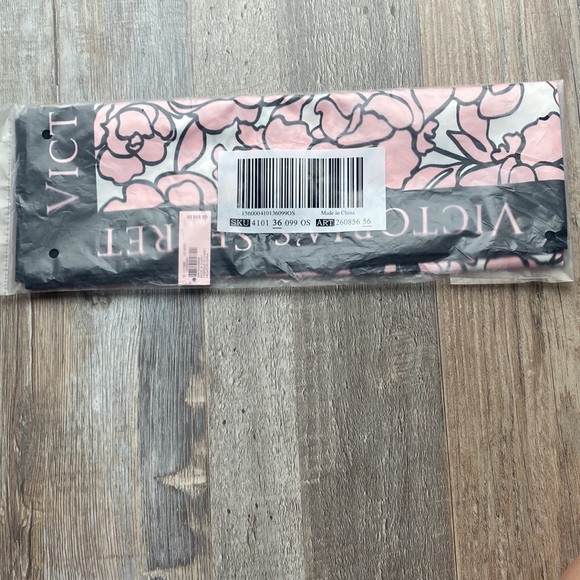 NWT Victoria Secret Floral Bombshell Scarf - Picture 5 of 5